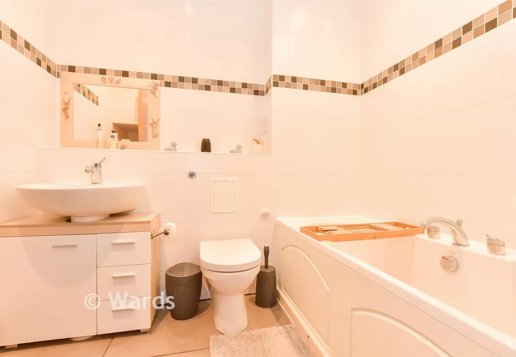 Bathroom - Seabrook Road, Hythe, Kent - Wards of Kent