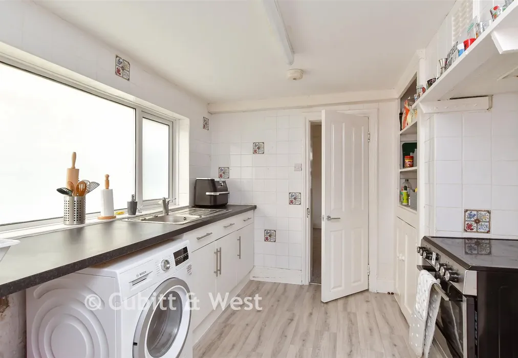 Kitchen - Lawes Avenue, Newhaven, East Sussex - Wards of Kent