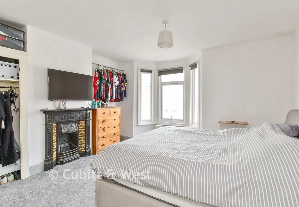 Bedroom 1 - Lawes Avenue, Newhaven, East Sussex - Wards of Kent