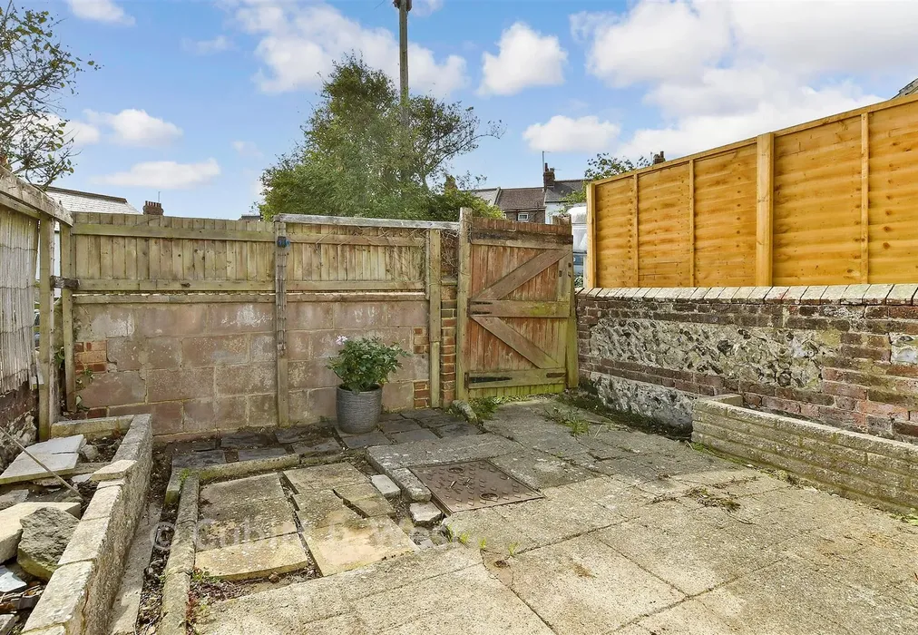 Rear Garden - Lawes Avenue, Newhaven, East Sussex - Wards of Kent