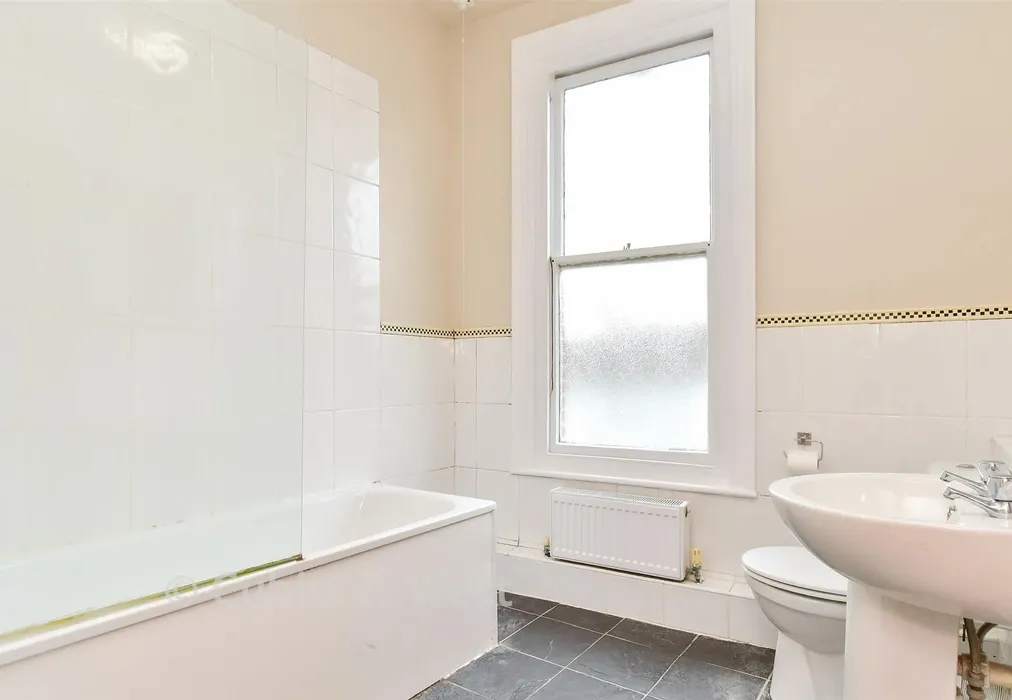 Bathroom - Edburton Avenue, Brighton, East Sussex - Wards of Kent