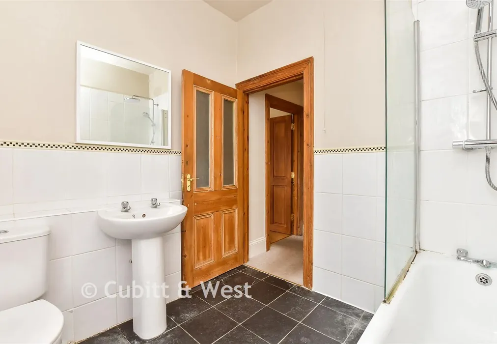 Bathroom - Edburton Avenue, Brighton, East Sussex - Wards of Kent