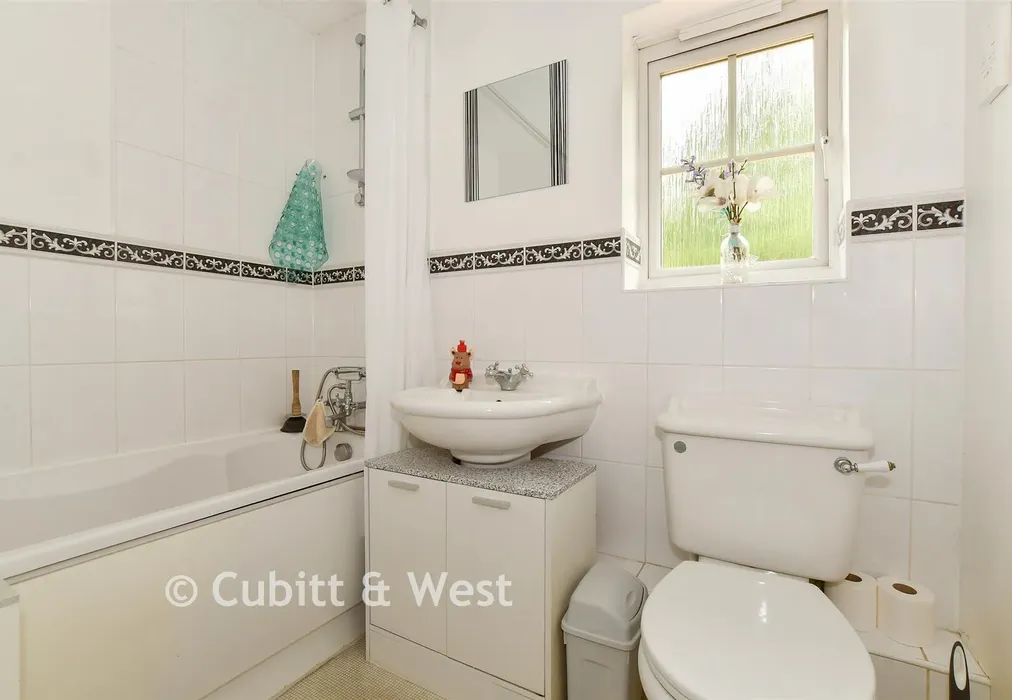 Family Bathroom - Turnpike Way, Ashington, West Sussex - Wards of Kent