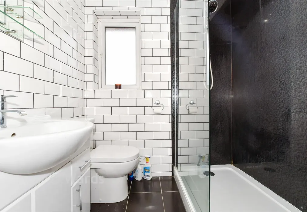 Bedroom 1 - Bower Lane, Maidstone, Kent - Wards of Kent