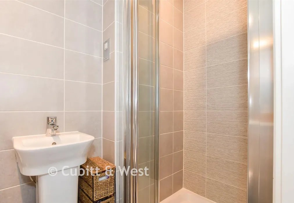 En-Suite - Daffodil Crescent, Crawley, West Sussex - Wards of Kent