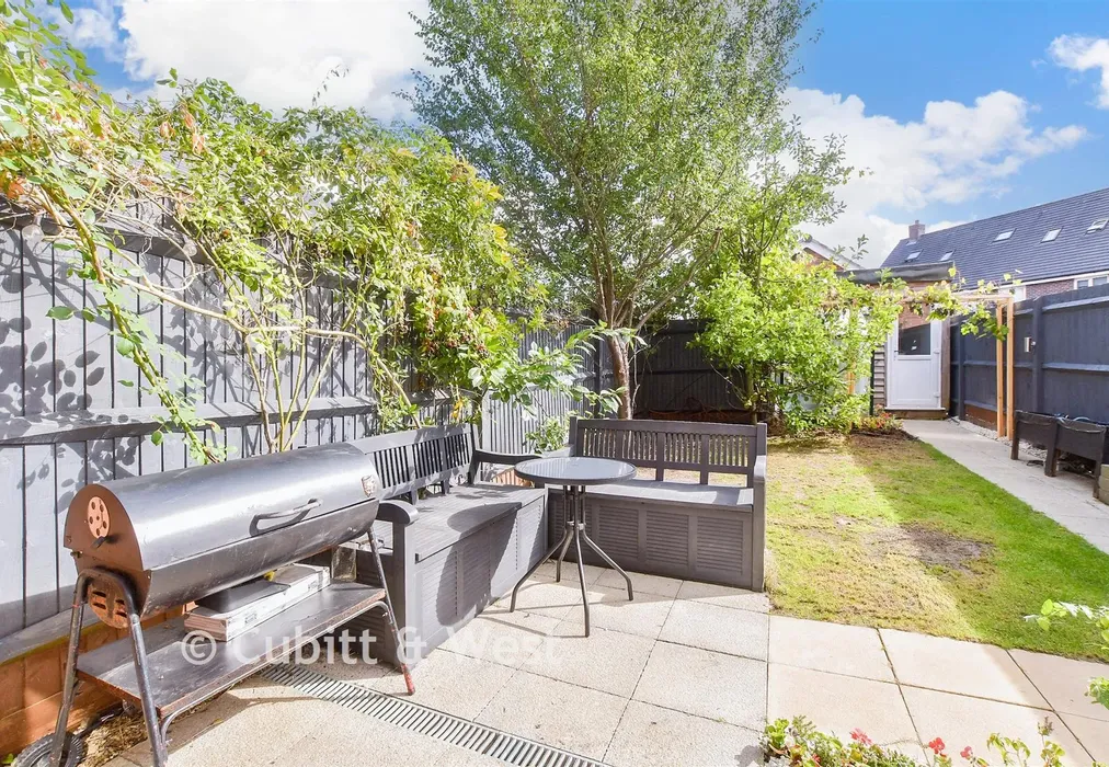 Rear Garden - Daffodil Crescent, Crawley, West Sussex - Wards of Kent