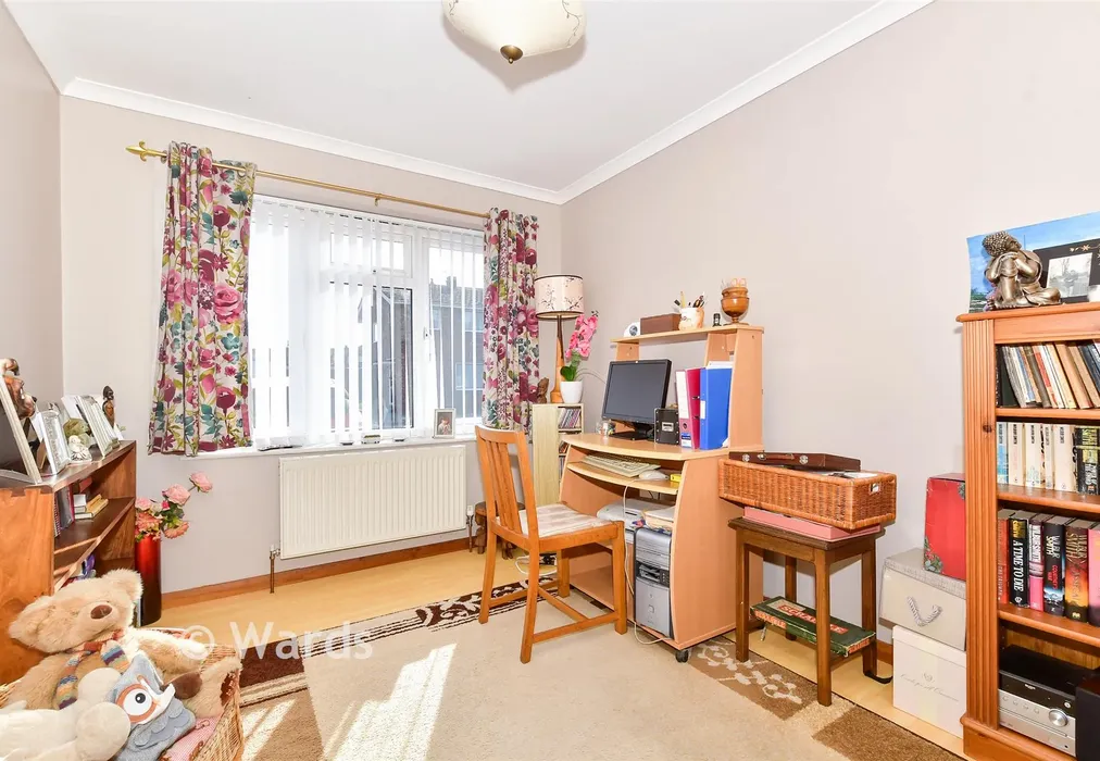 Lounge 2 - Oriole Way, Larkfield, Aylesford, Kent - Wards of Kent