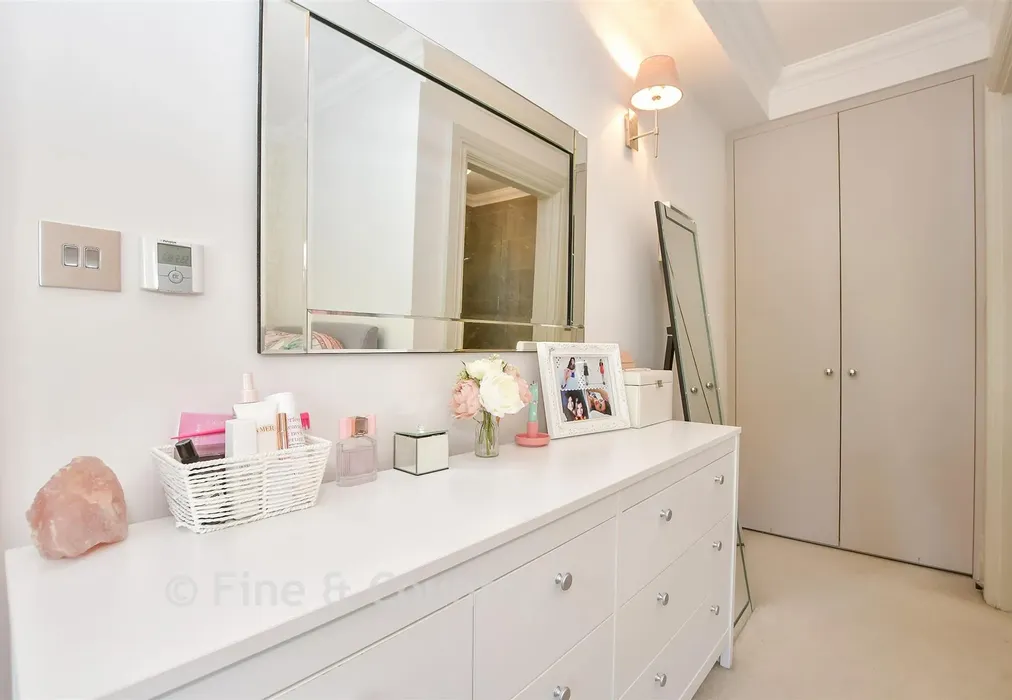 Bedroom 1 - London Road, Tunbridge Wells, Kent - Wards of Kent