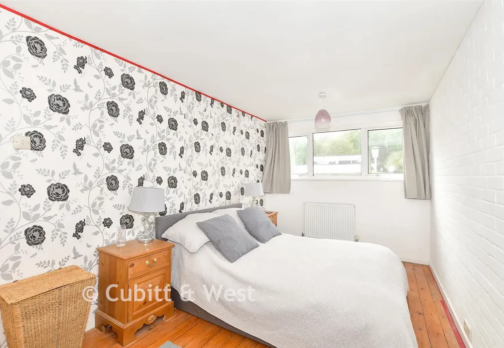 Bedroom 1 - Forestfield, Crawley, West Sussex - Wards of Kent