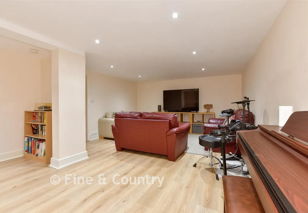 Room 1 - Hillside Street, Hythe, Kent - Wards of Kent