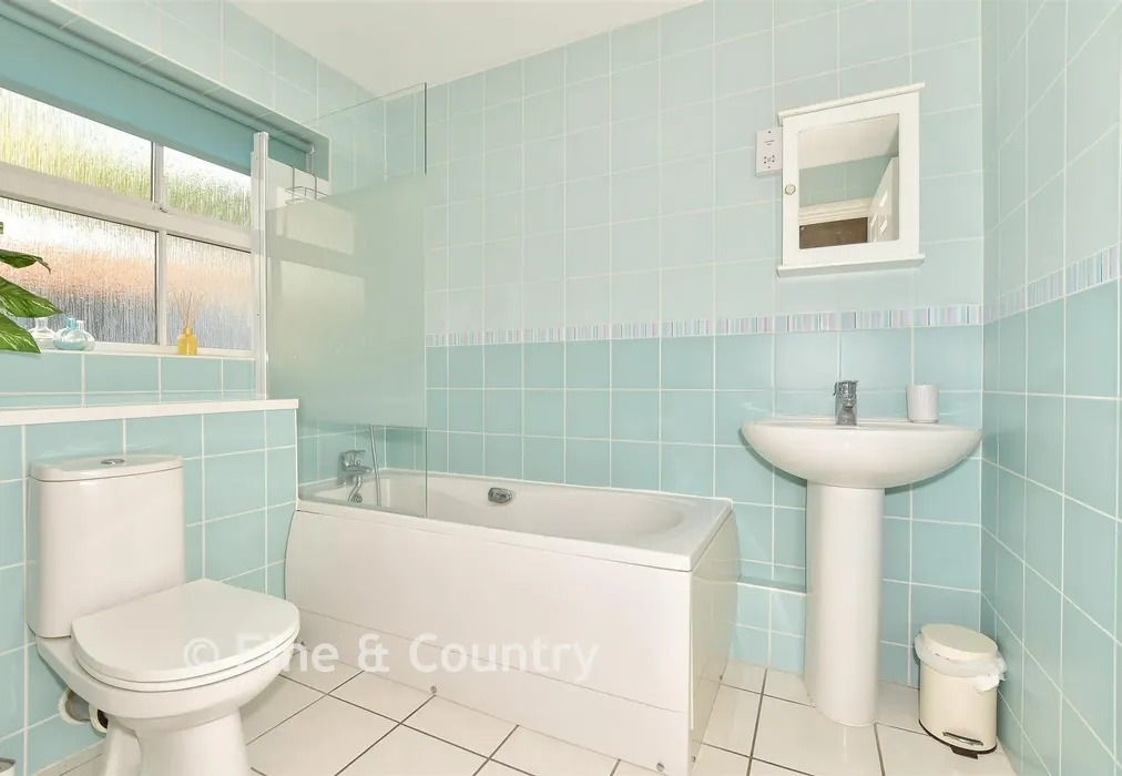 Family Bathroom - Hillside Street, Hythe, Kent - Wards of Kent