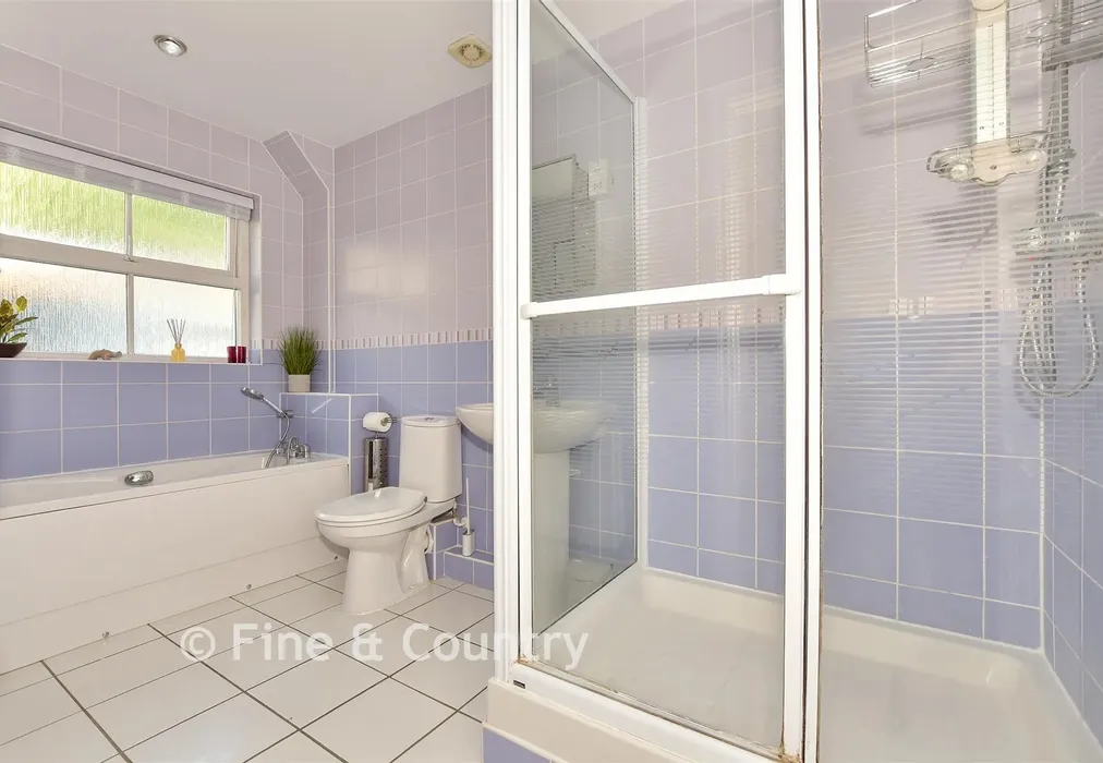 En-Suite Bathroom - Hillside Street, Hythe, Kent - Wards of Kent