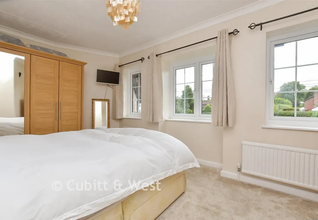 Bedroom 1 - The Hoppety, Tadworth, Surrey - Wards of Kent