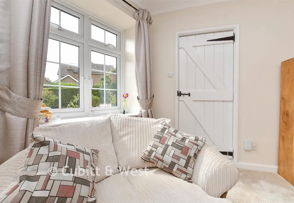 Lounge - The Hoppety, Tadworth, Surrey - Wards of Kent