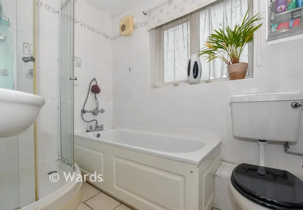 Bathroom - Osborne Road, Willesborough, Ashford, Kent - Wards of Kent