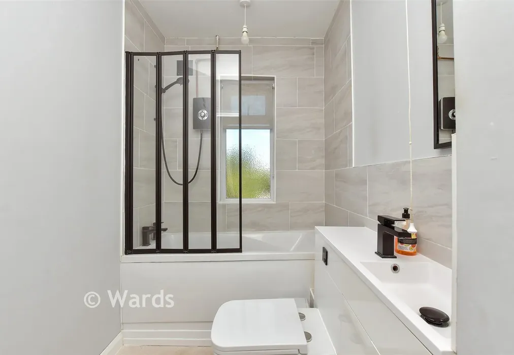 Bathroom - Carlton Avenue, Sheerness, Kent - Wards of Kent