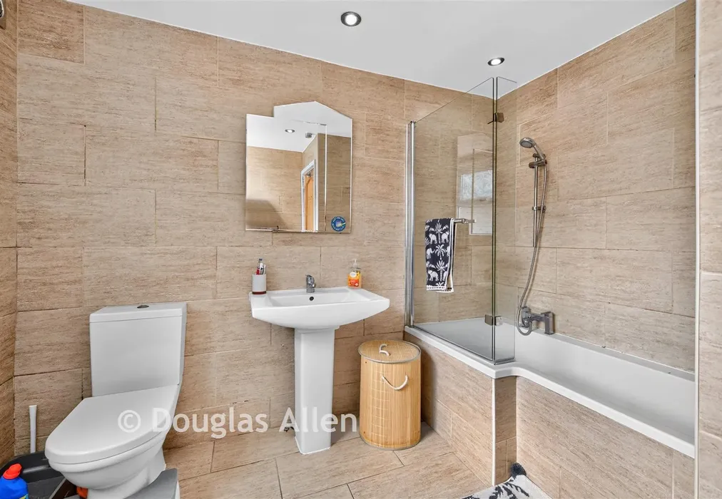 Bathroom - Glenthorne Road, Walthamstow - Wards of Kent