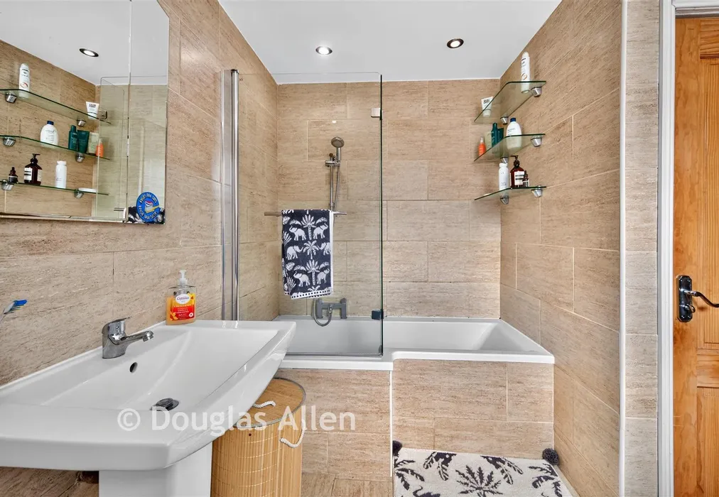 Bathroom - Glenthorne Road, Walthamstow - Wards of Kent