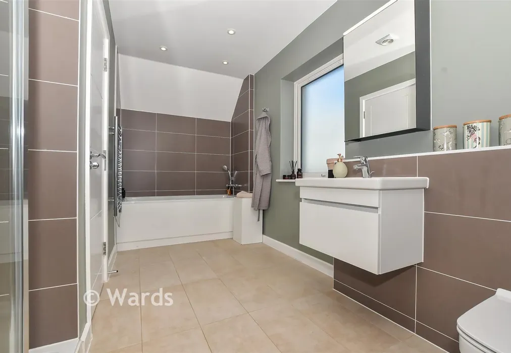 En-Suite - Woodland Rise, Chilmington Green, Kent - Wards of Kent