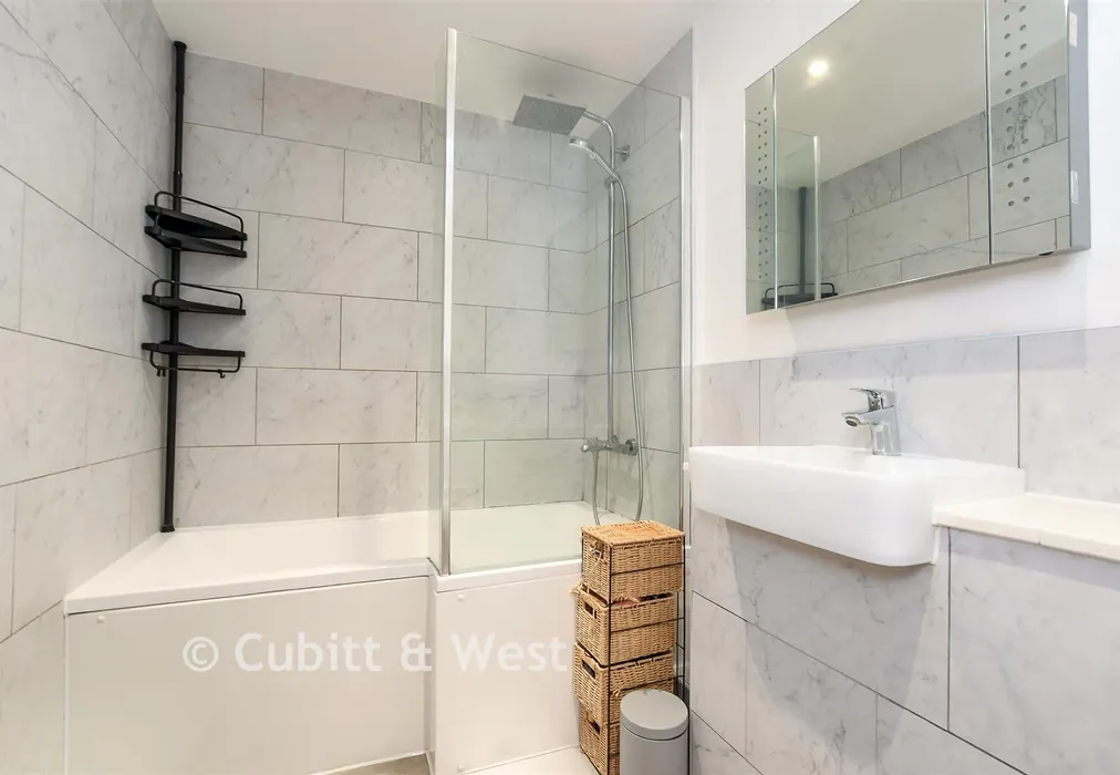 Bathroom - Victoria Road, Horley, Surrey - Wards of Kent