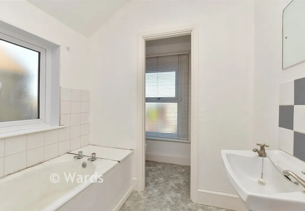 Bathroom - Tonge Road, Sittingbourne, Kent - Wards of Kent