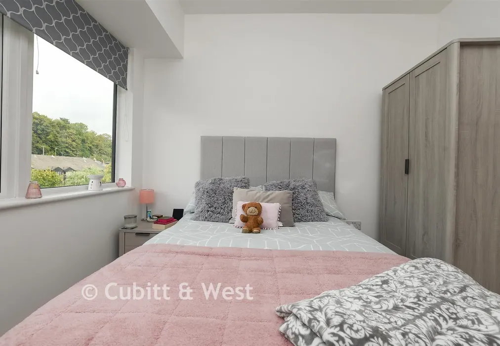 Bedroom - Brighton Road, Redhill, Surrey - Wards of Kent