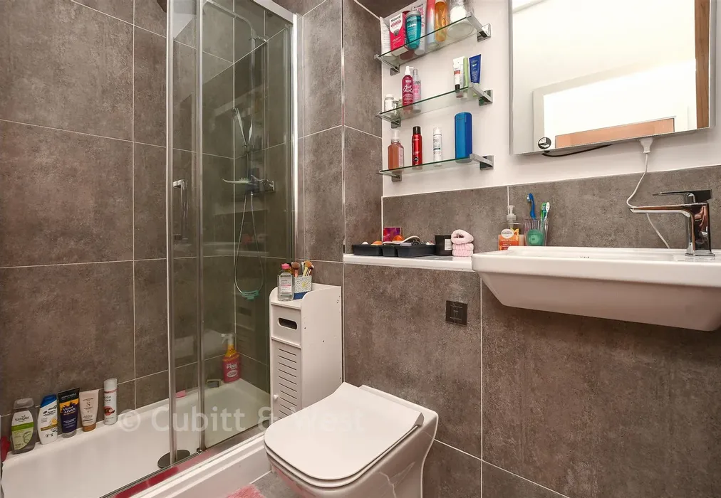 Bathroom - Brighton Road, Redhill, Surrey - Wards of Kent
