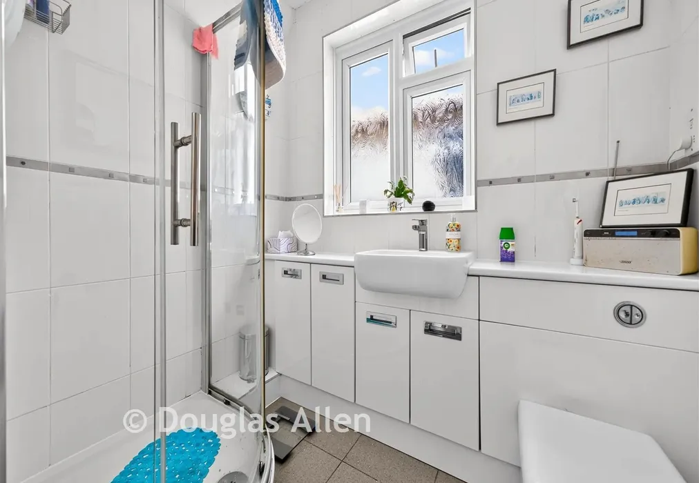 Shower Room - Strafford Avenue, Ilford, Essex - Wards of Kent