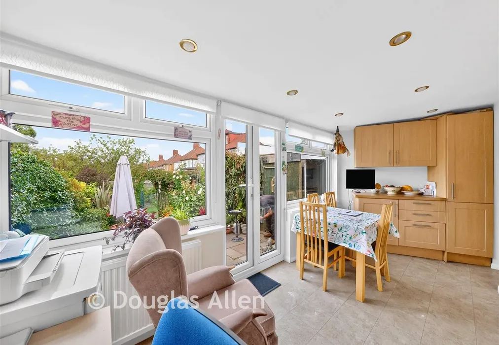 Family Area - Strafford Avenue, Ilford, Essex - Wards of Kent
