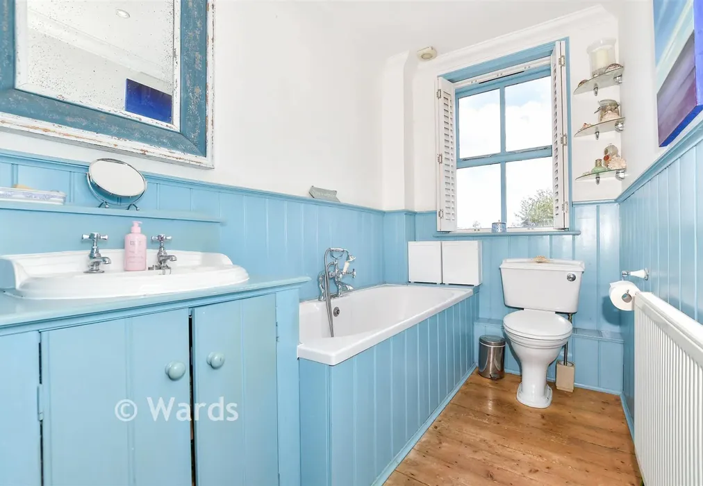 Bathroom - Lees Road, Yalding, Kent - Wards of Kent