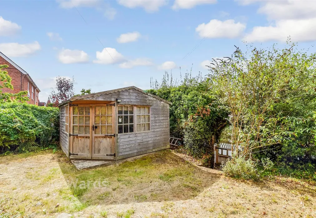Front Garden - Lees Road, Yalding, Kent - Wards of Kent
