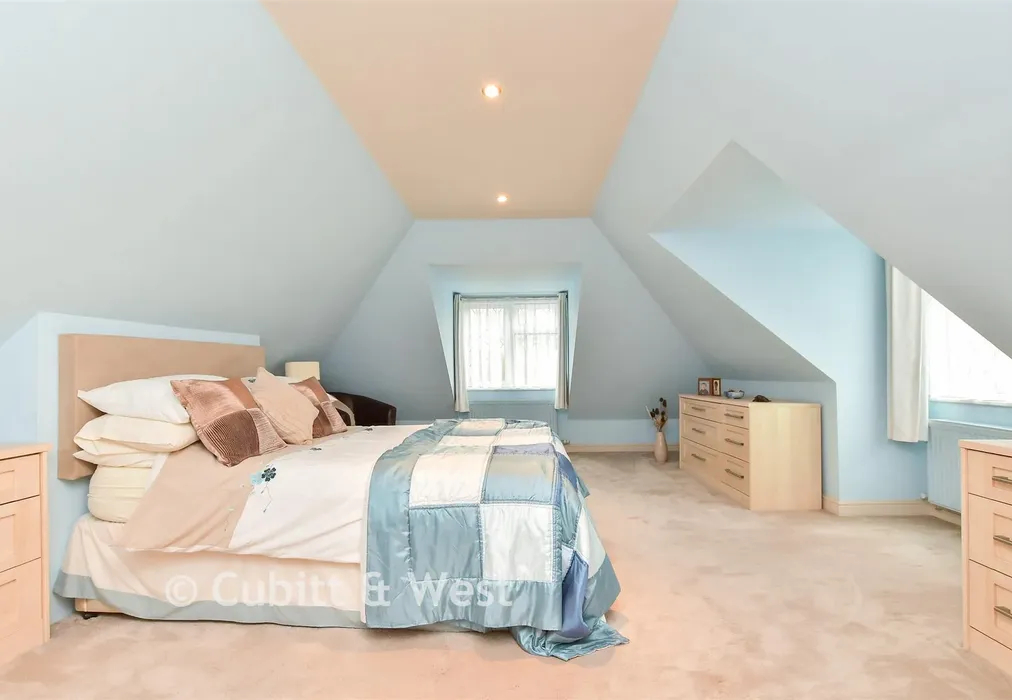 Bedroom 1 - Stoneleigh Avenue, Brighton, East Sussex - Wards of Kent