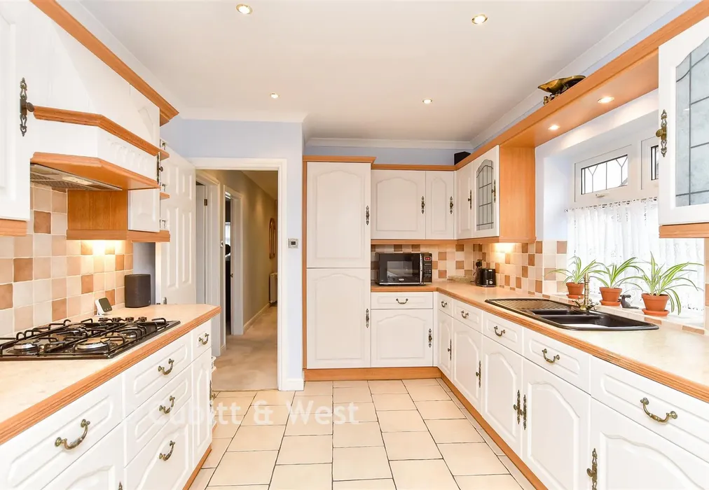 Kitchen - Stoneleigh Avenue, Brighton, East Sussex - Wards of Kent