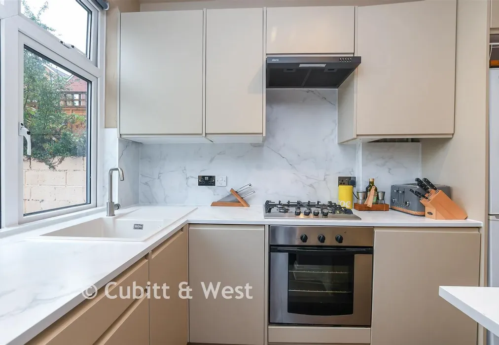 Kitchen - Woodlands Avenue, Earlswood, Surrey - Wards of Kent