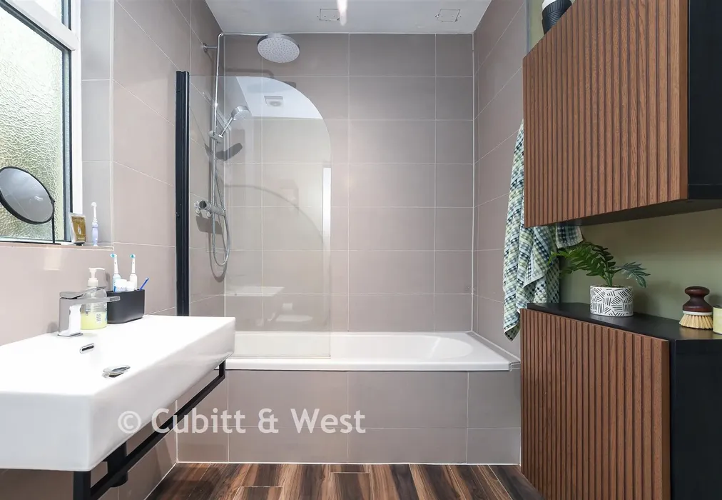 Bathroom - Woodlands Avenue, Earlswood, Surrey - Wards of Kent