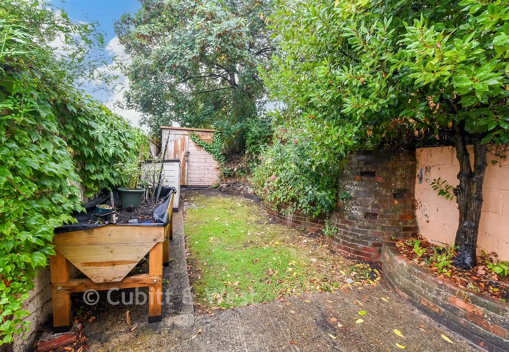 Rear Garden - Woodlands Avenue, Earlswood, Surrey - Wards of Kent