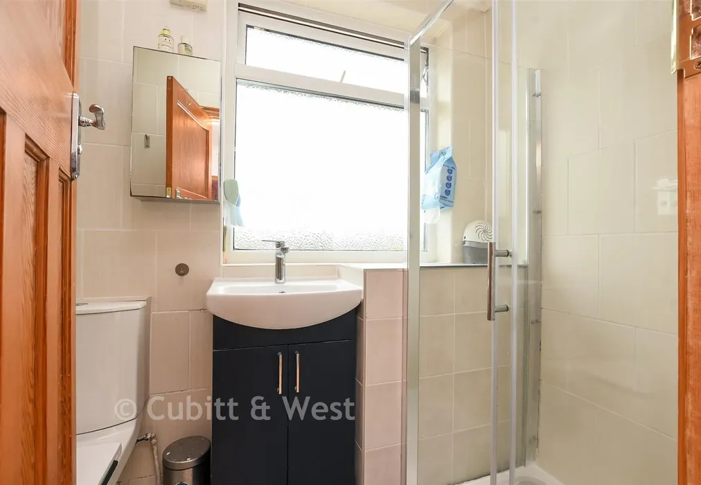 Bathroom - Prince Albert Square, Redhill, Surrey - Wards of Kent