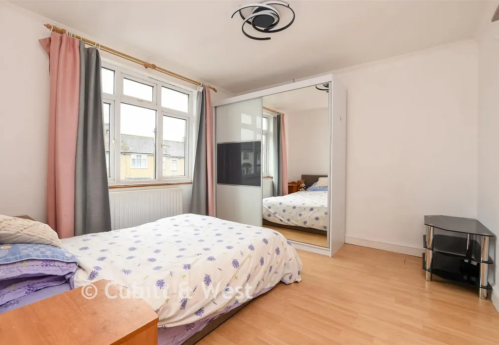 Bedroom 1 - Prince Albert Square, Redhill, Surrey - Wards of Kent