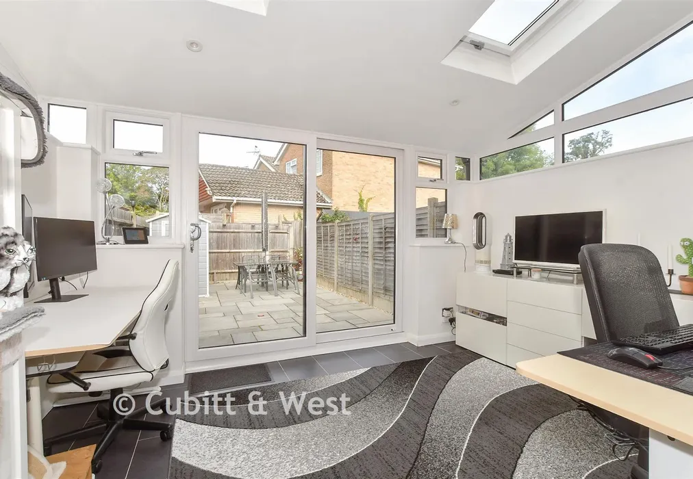 Sun Room - The Fieldings, Southwater, Nr Horsham, West Sussex - Wards of Kent