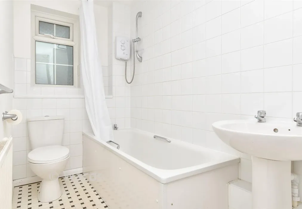 Bathroom - Gatcombe Close, Walderslade, Chatham, Kent - Wards of Kent