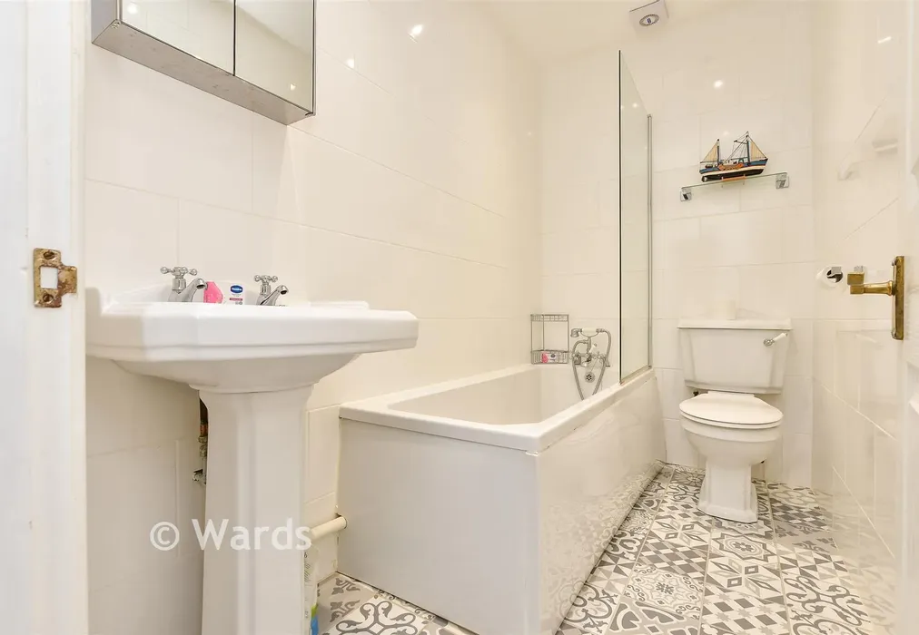 Bathroom - West Cliff Road, Broadstairs, Kent - Wards of Kent
