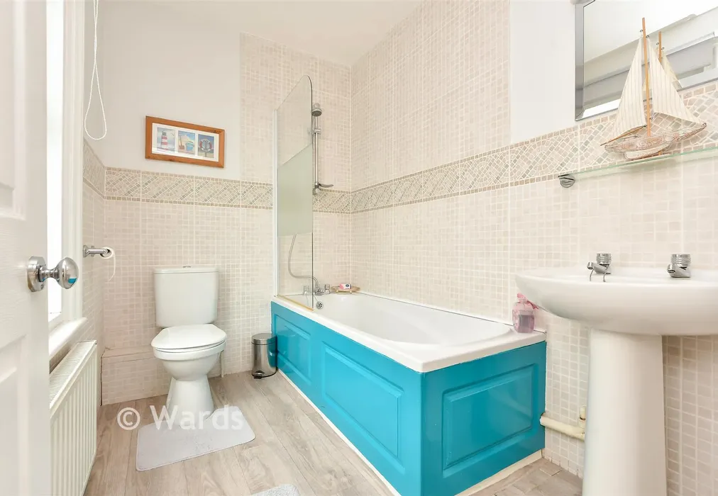 En-Suite Bathroom - West Cliff Road, Broadstairs, Kent - Wards of Kent