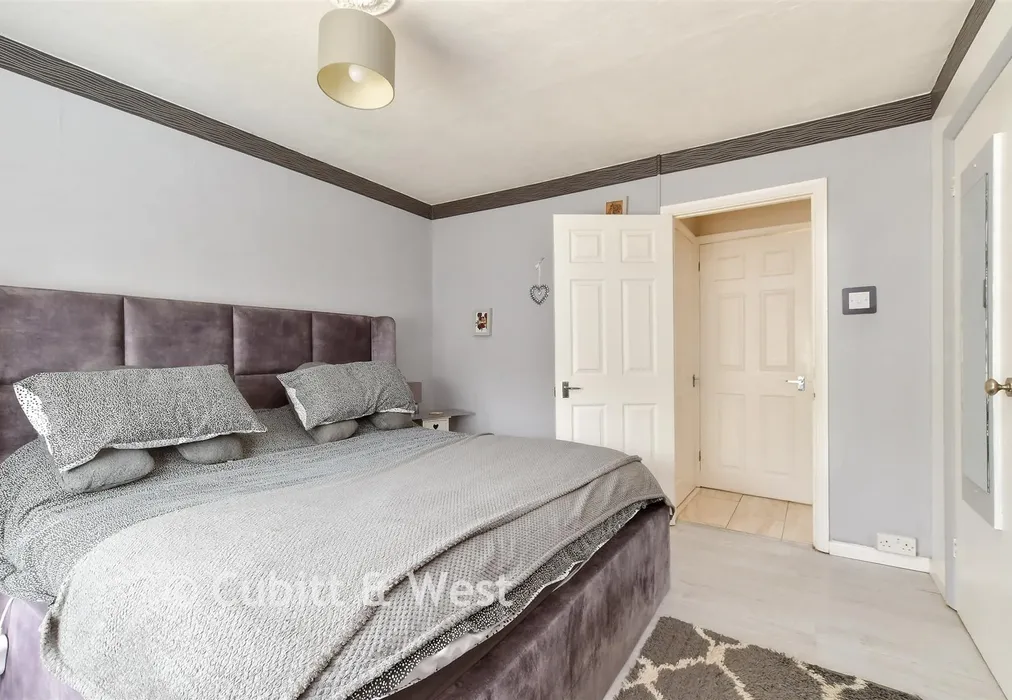Bedroom 1 - Hunston Close, Brighton, East Sussex - Wards of Kent