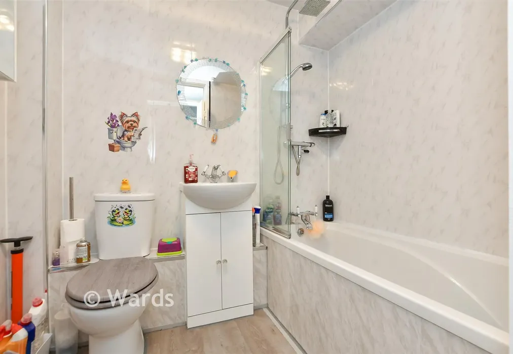 Bathroom - Curlinge Court, Ramsgate, Kent - Wards of Kent