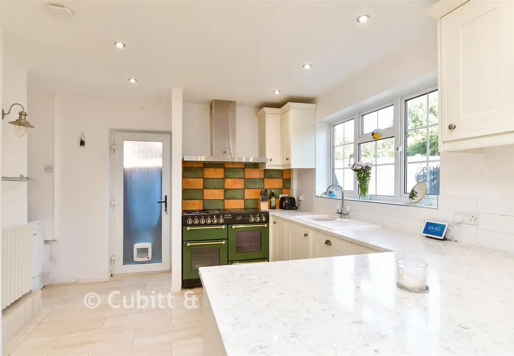 Kitchen - Hornbuckles Close, South Chailey, Lewes, East Sussex - Wards of Kent