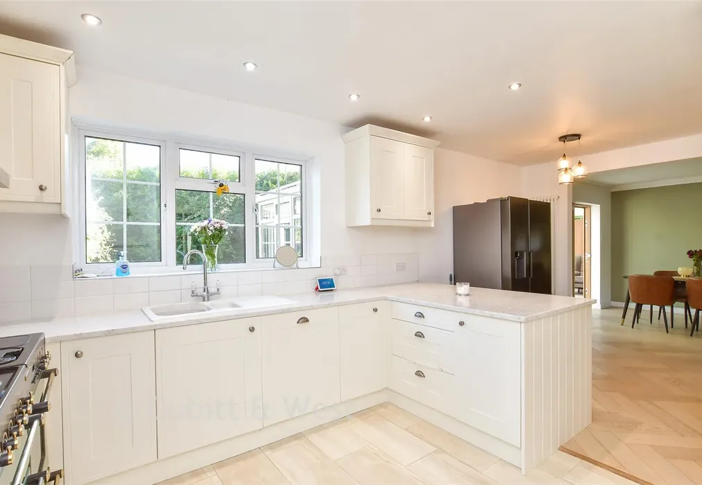 Kitchen - Hornbuckles Close, South Chailey, Lewes, East Sussex - Wards of Kent