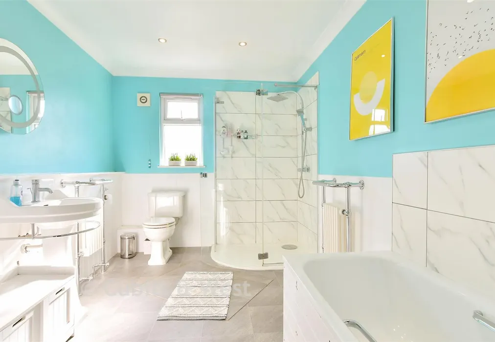En-Suite Bathroom - Hornbuckles Close, South Chailey, Lewes, East Sussex - Wards of Kent
