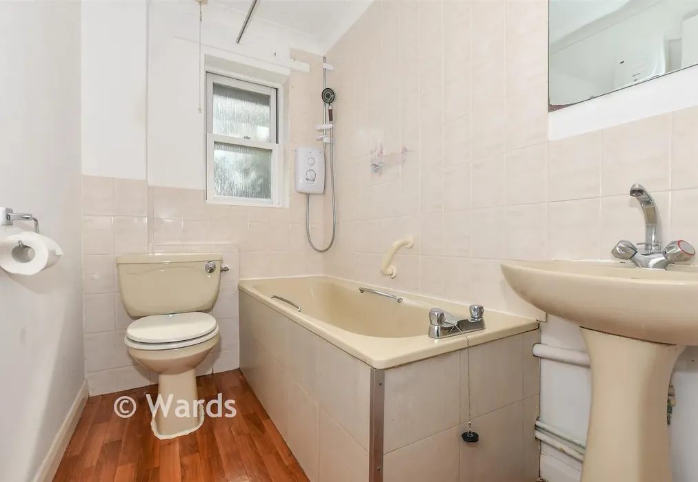 Bathroom - Garfield Place, Faversham, Kent - Wards of Kent