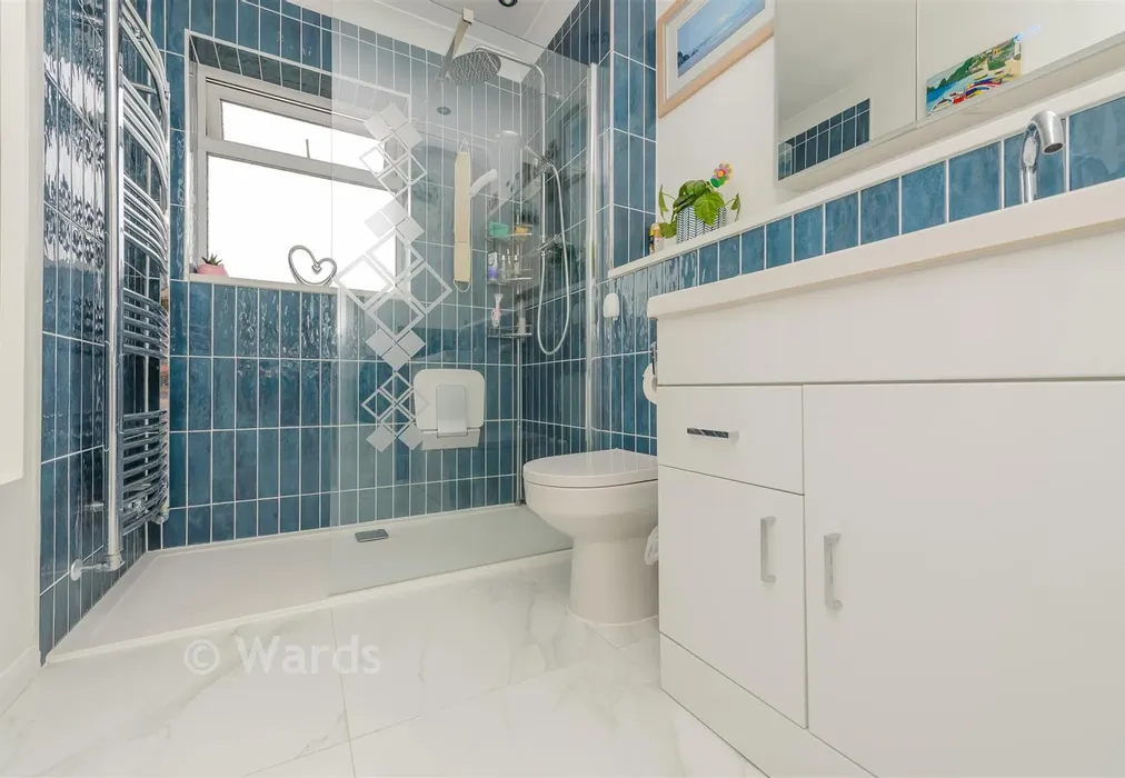 Bathroom - Elm Road, Stone, Kent - Wards of Kent