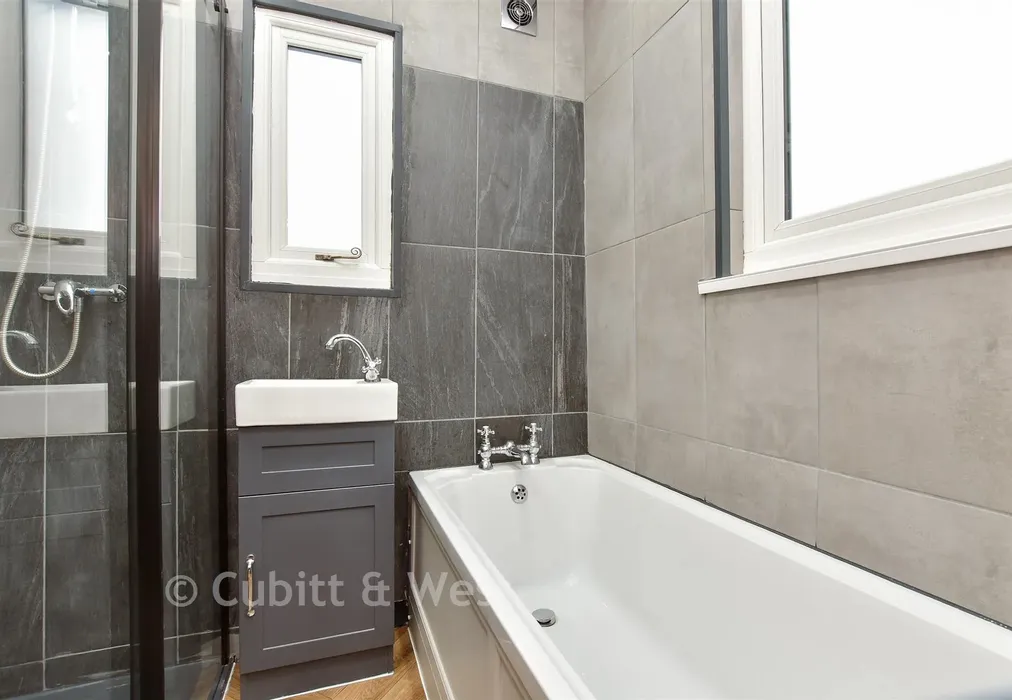 Bathroom - Clarendon Road, Wallington, Surrey - Wards of Kent